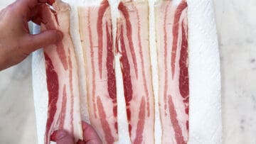 Placing four bacon slices on paper towels.
