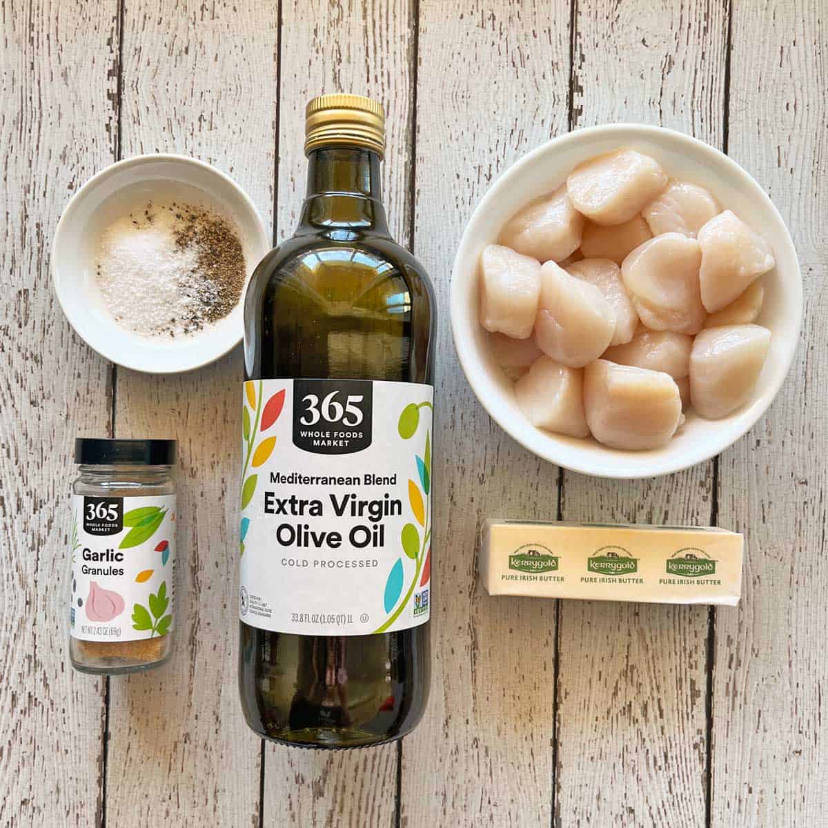 The ingredients needed to make seared scallops.