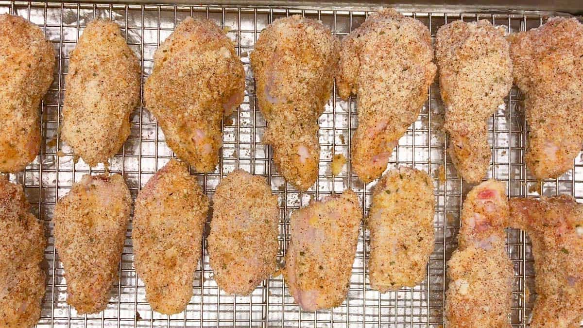 The coated wings are arranged in the pan.