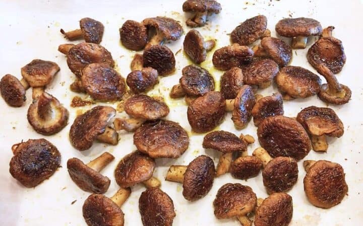 The mushrooms are ready on the baking sheet.