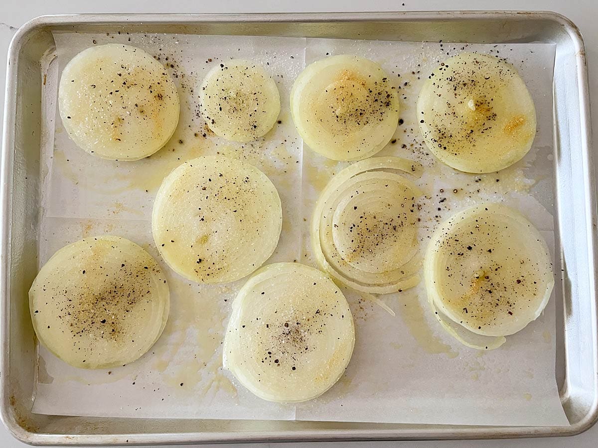 The onions were arranged in a pan.