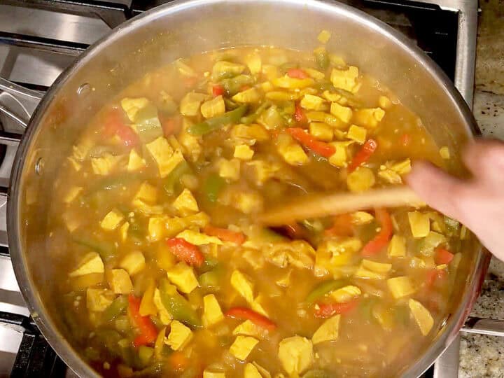 Mixing a cornstarch slurry into the curry.