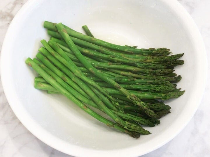 The asparagus is ready in the bowl.