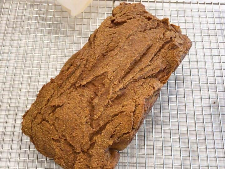 The bread is coolink on the wire rack.