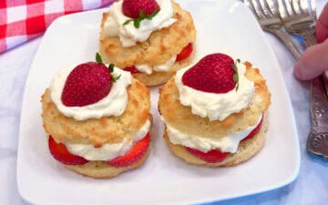 The cakes are served.