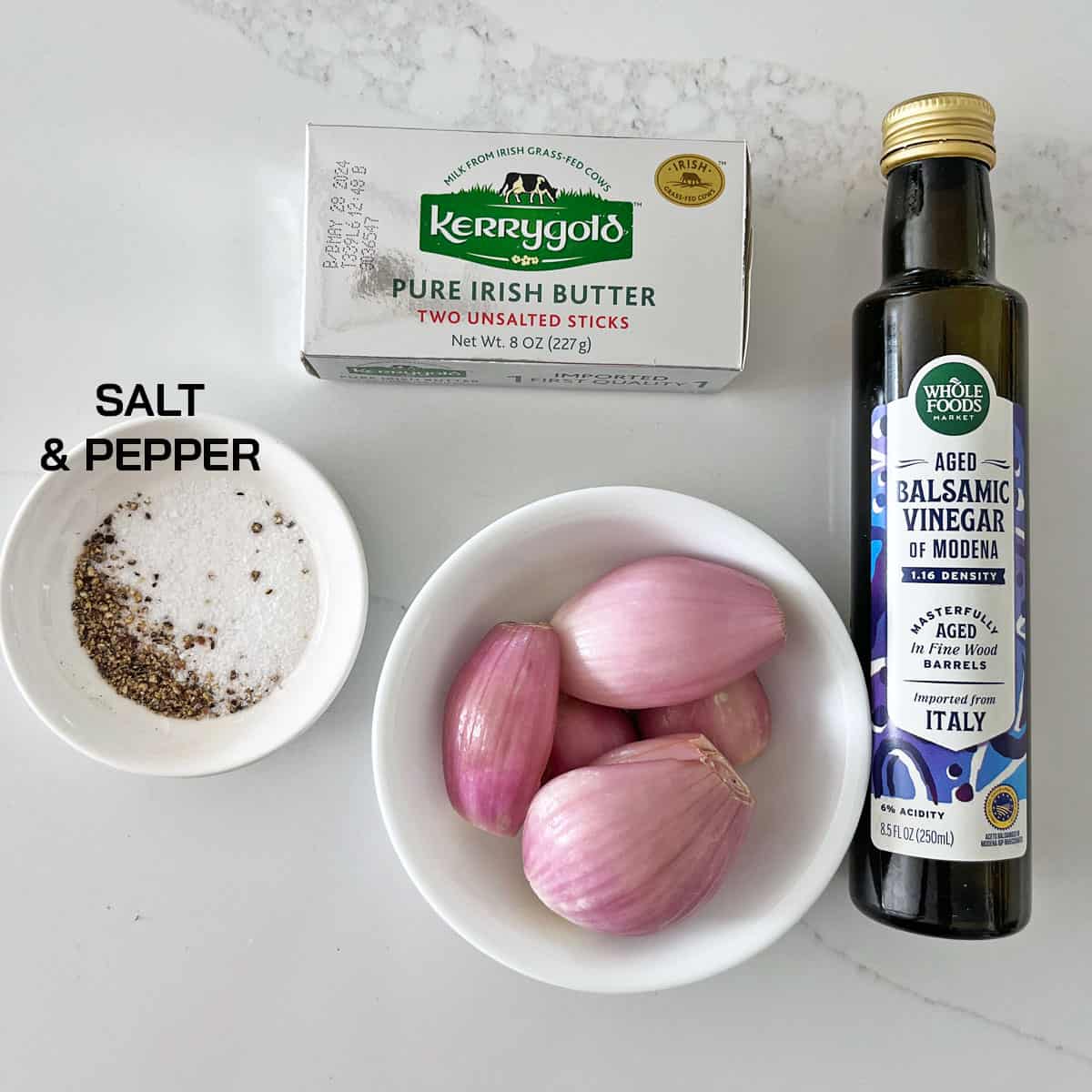 The ingredients needed to make caramelized shallots.