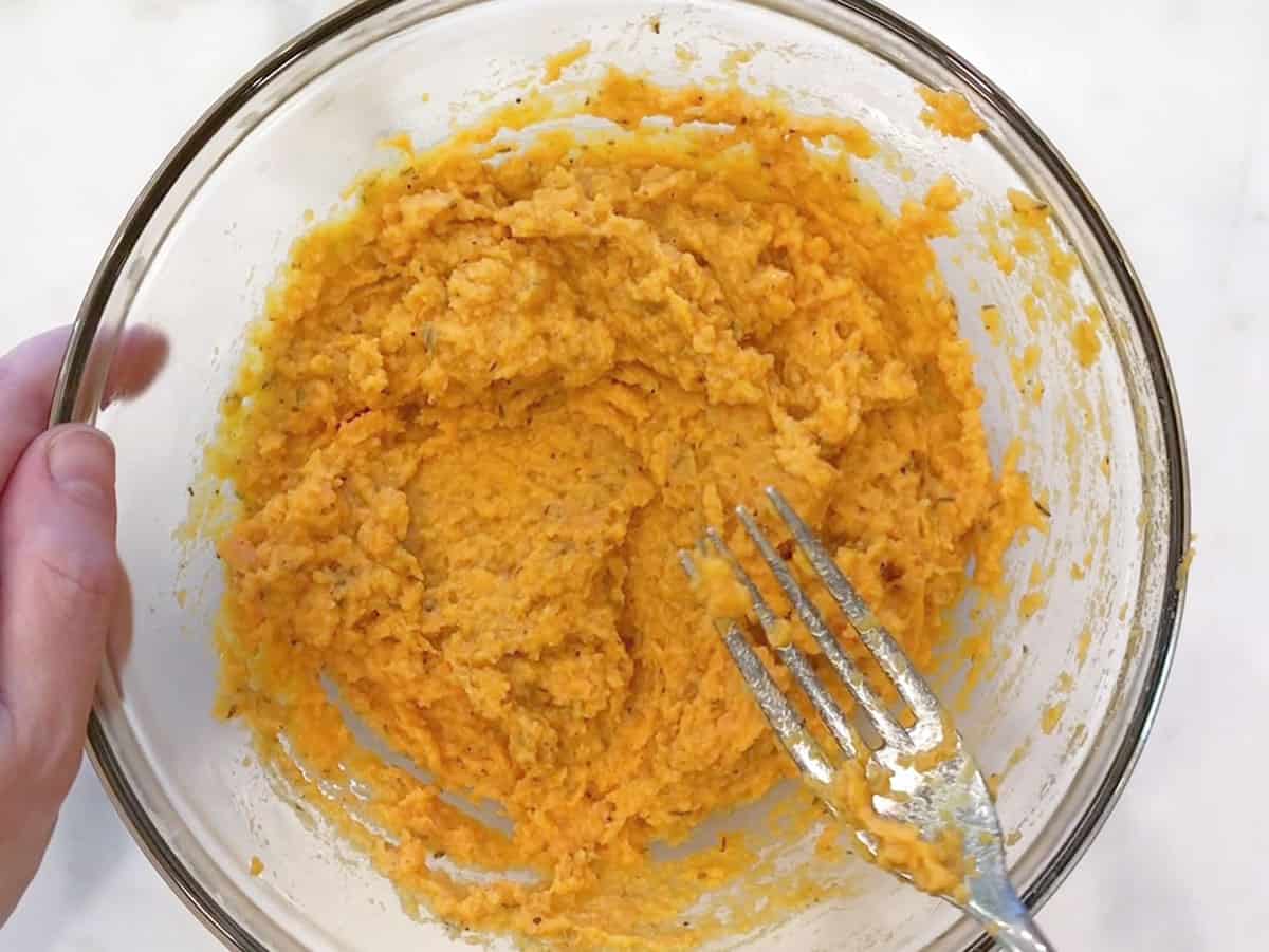 The mixture for the patties is ready in the bowl.