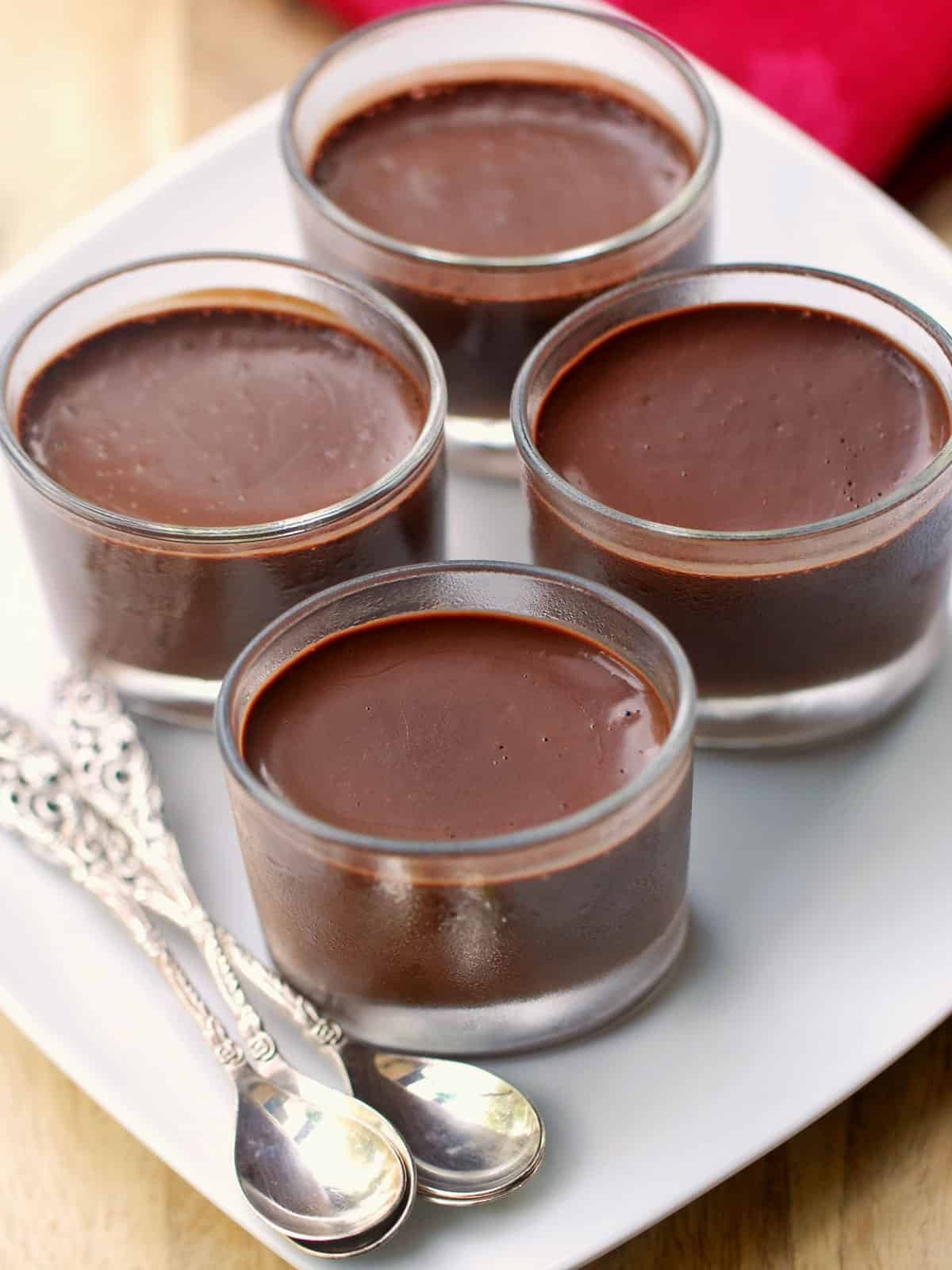 Four dessert cups with keto pudding.