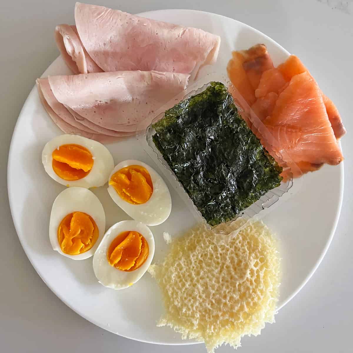 A snack plate with cheese crackers.