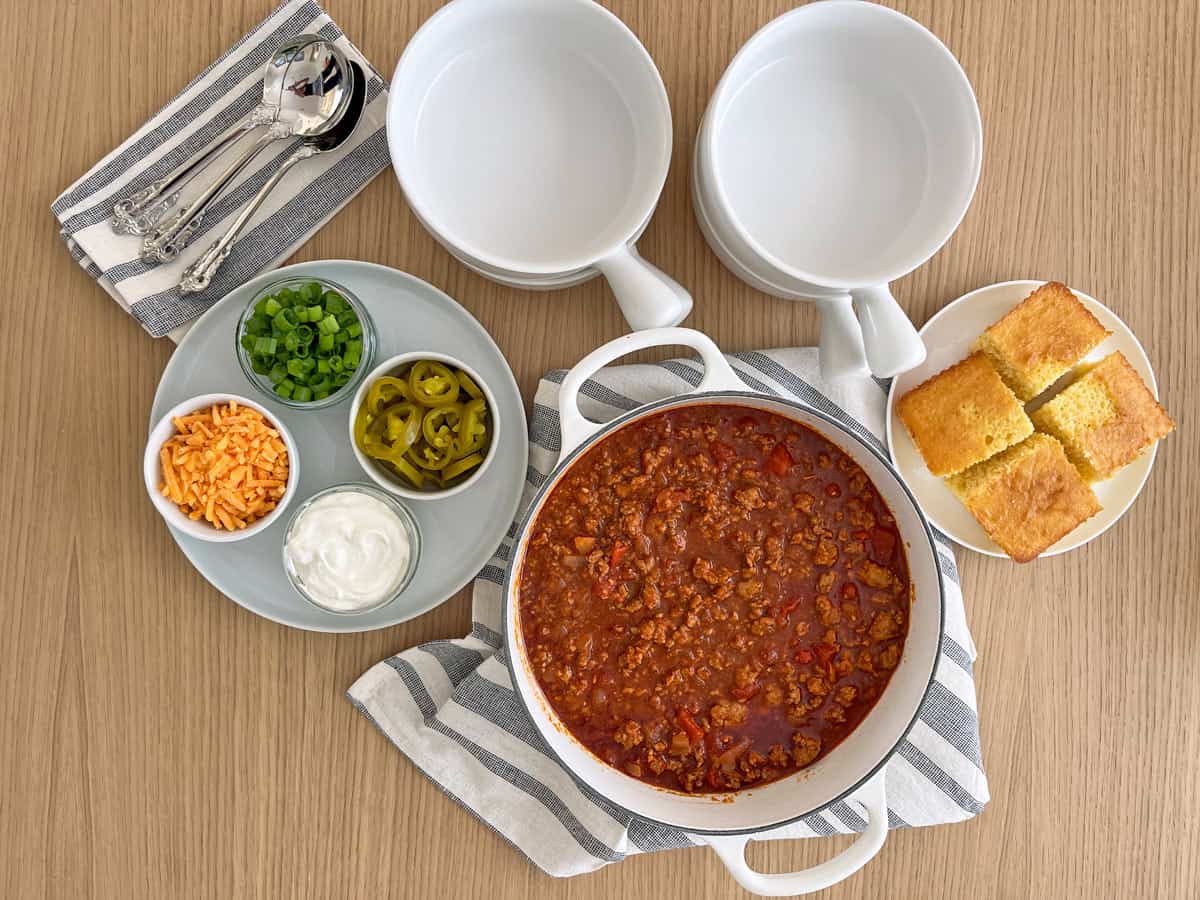 Cornbread is served with chili.