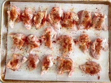 The raw wings were arranged in the pan and seasoned.