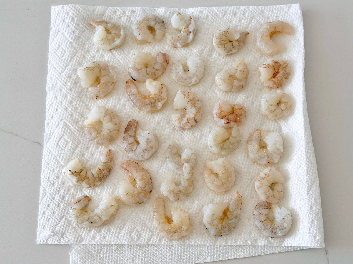 Drying the shrimp on paper towels.